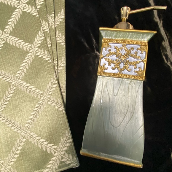 Placemats, napkins, trinket box, and soap/lotion dispenser 🌿 - Picture 13 of 15